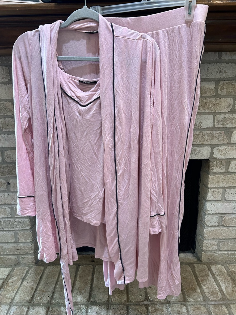 A pea in the pod Light Pink Two-Piece Lounge Set with Contrast Trim EUC